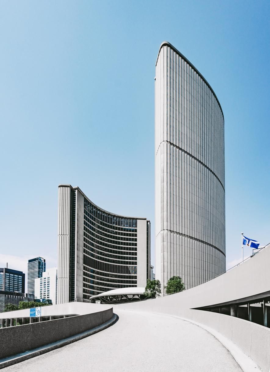 Tours de bureaux à façades courbes, vue en contre-plongée