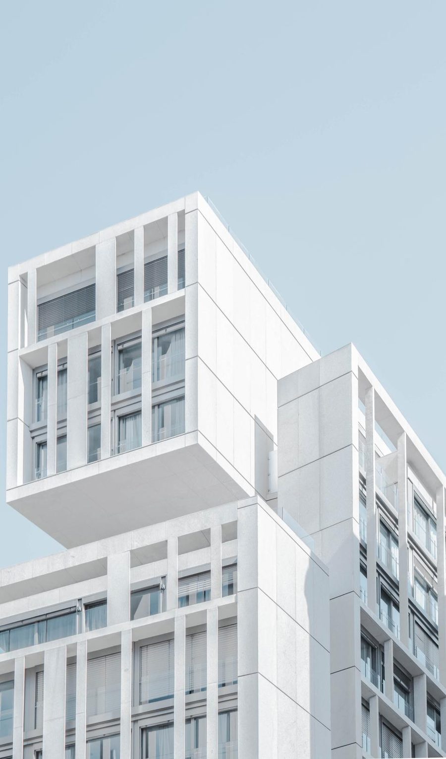 Façade en béton d'un immeuble contemporain, porte-à-faux