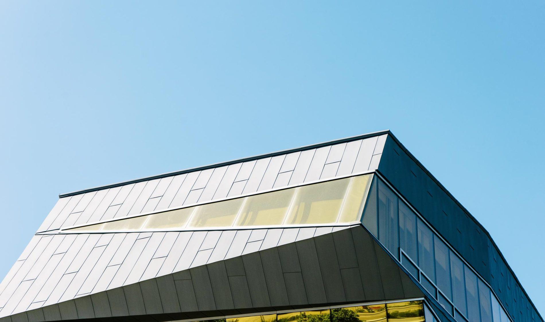 Bâtiment contemporain à toiture métallique, vue en contre-plongée
