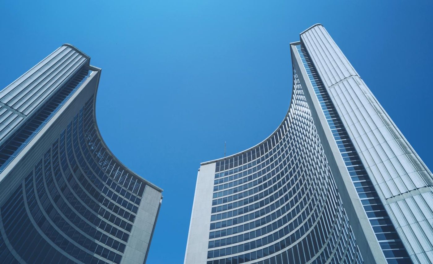 Immeubles de bureaux vus en contre-plongée